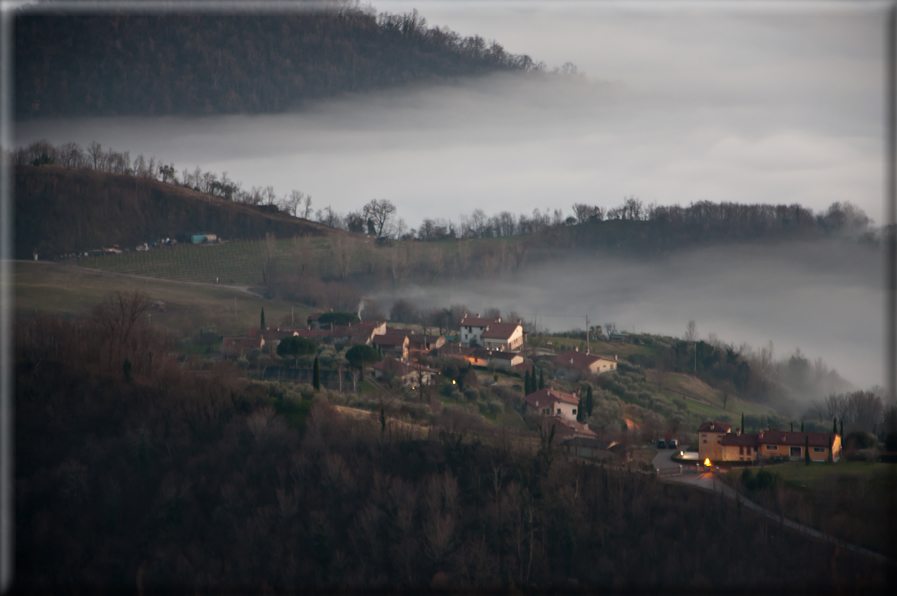 foto Colline nella nebbia al Tramonto